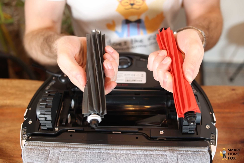 Резиновая щетка Roborock S8 Pro Ultra в руках.